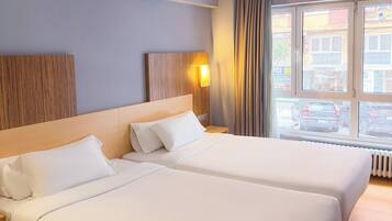 4 Single Beds, Suite | Desk, free WiFi, bed sheets