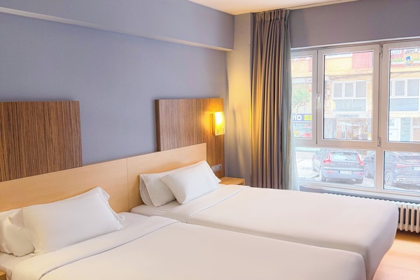 4 Single Beds, Suite | Desk, free WiFi, bed sheets