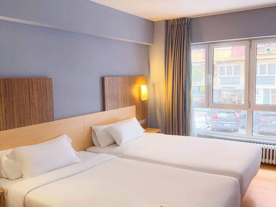 4 Single Beds, Suite | Bàn, truy cập Internet không dây miễn phí, bộ trải giường