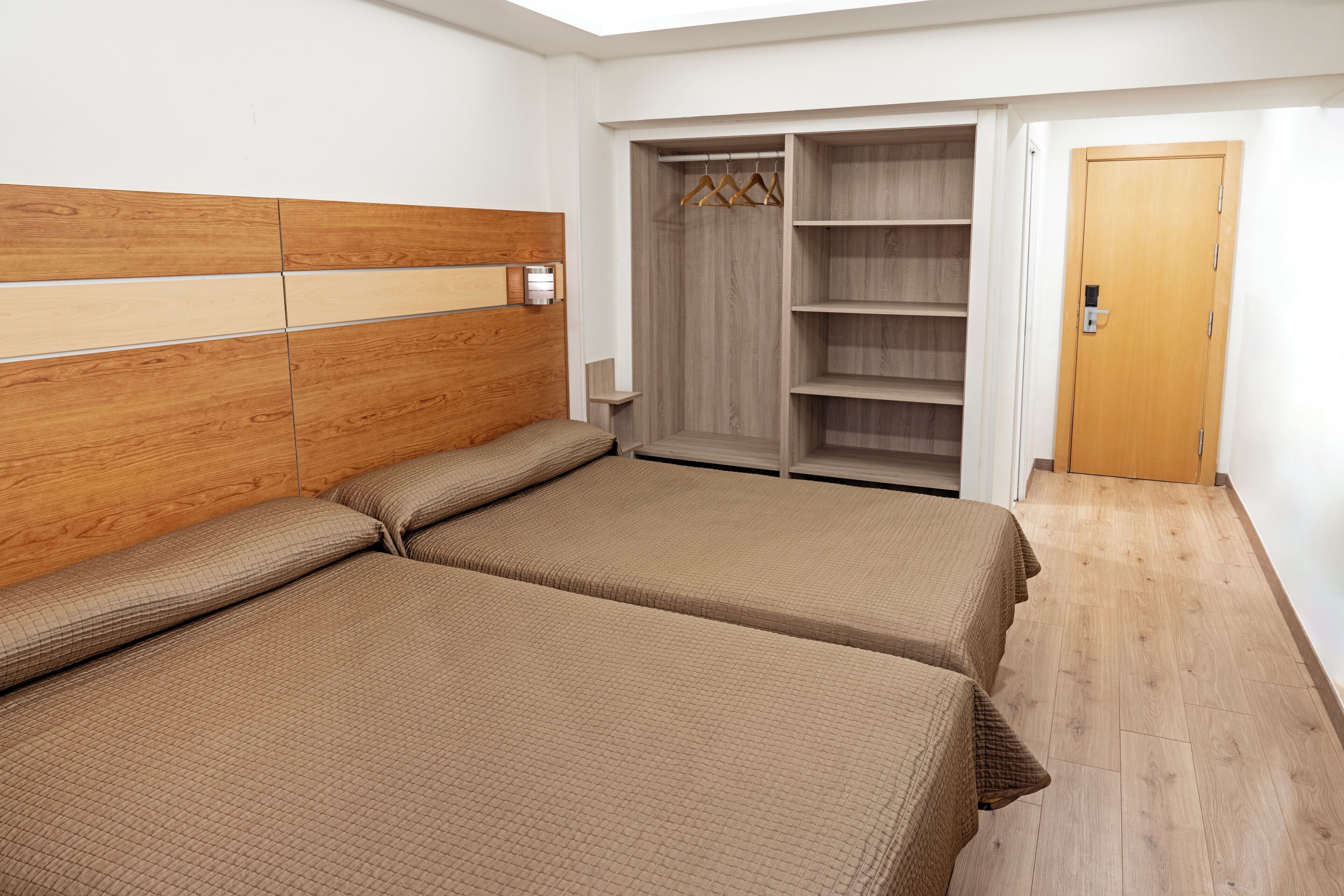 2 single beds, premium room | desk, free wifi, bed sheets