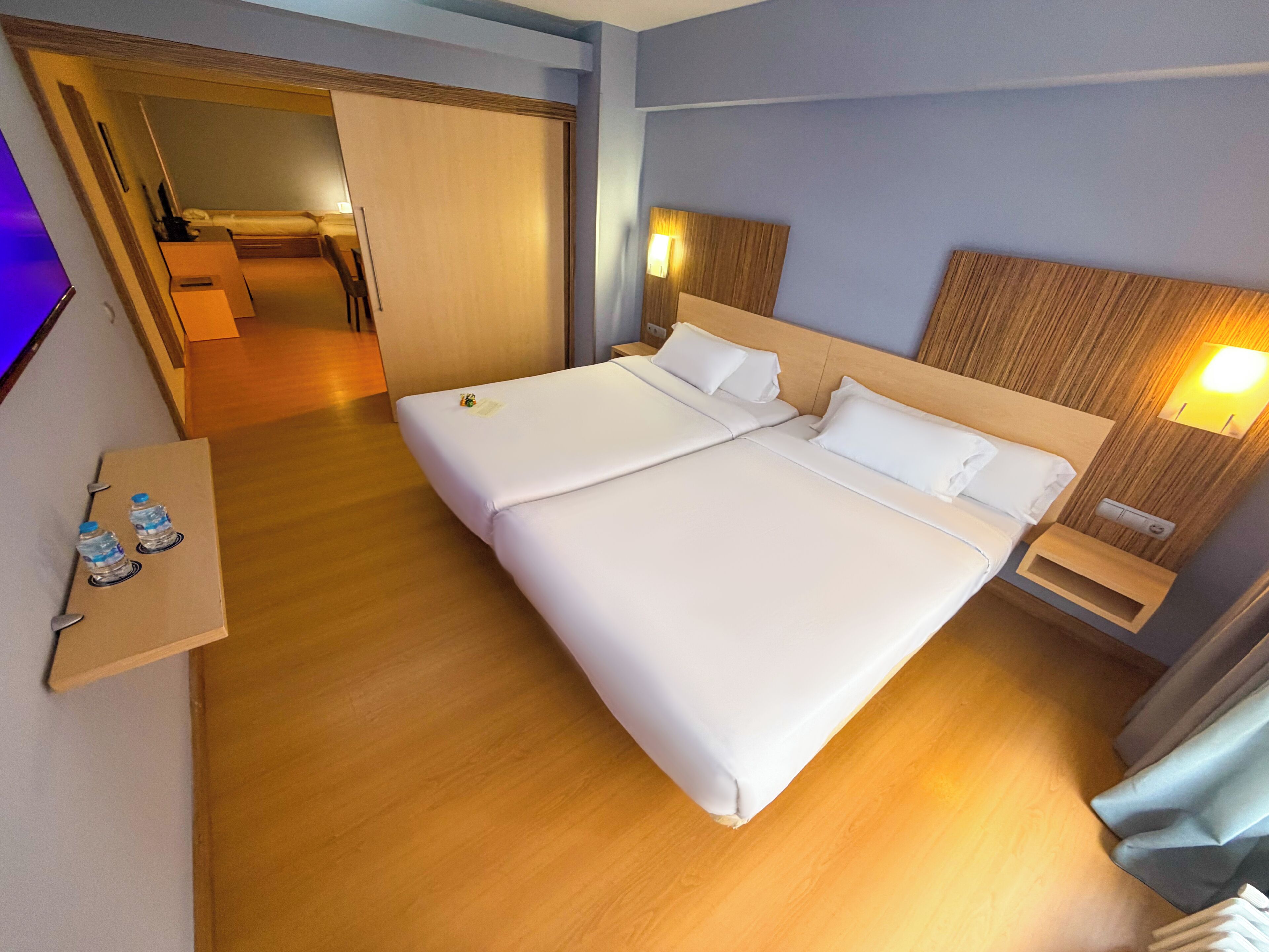 Escritorio, wifi gratis y ropa de cama 