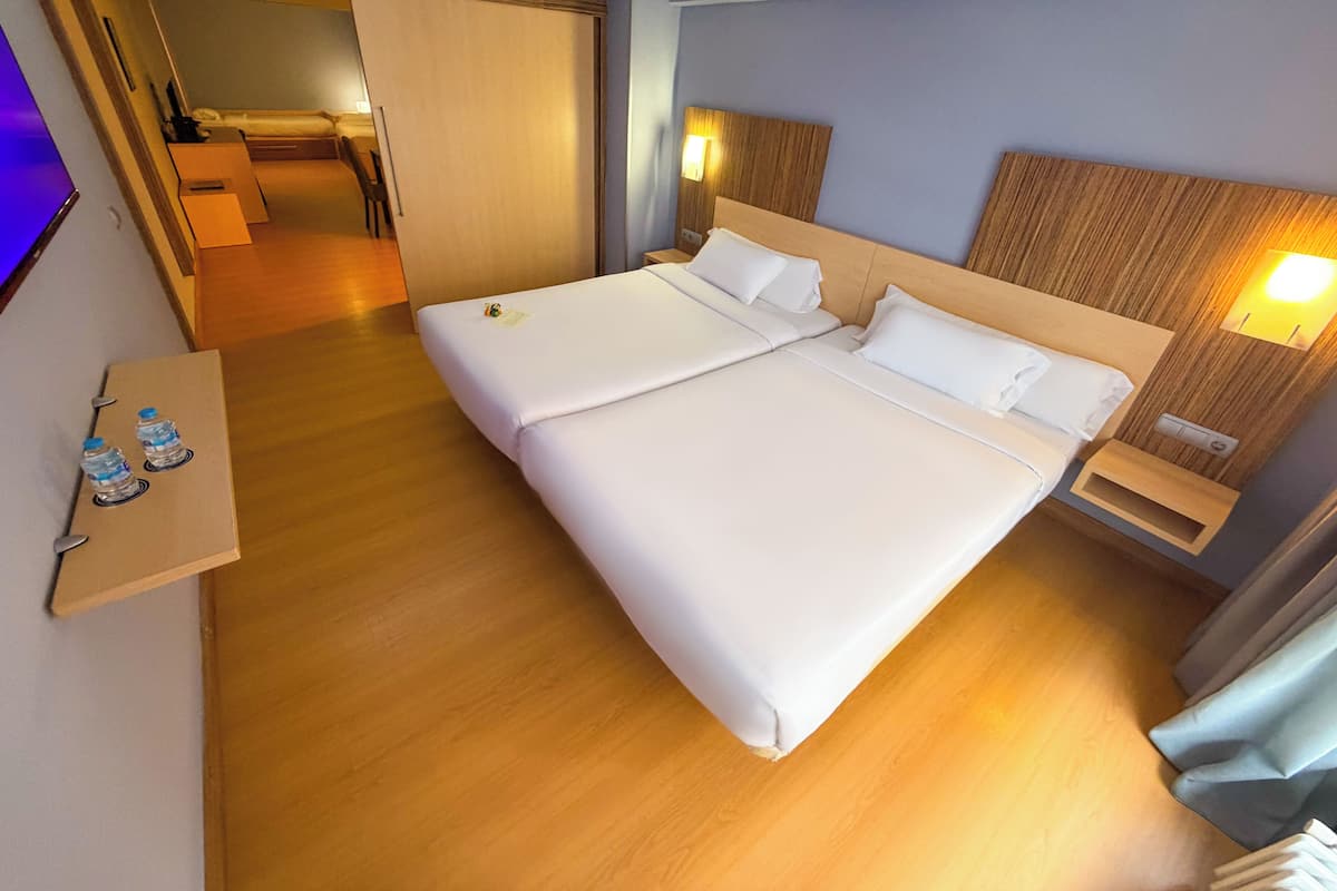 Escritorio, wifi gratis y ropa de cama