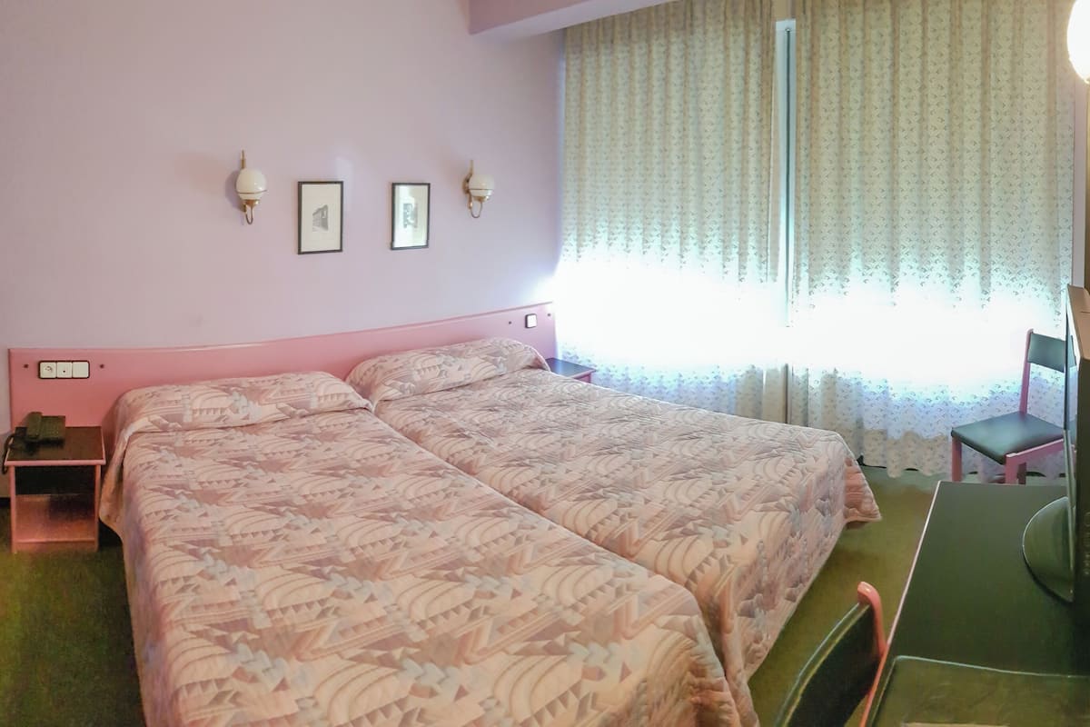 Escritorio, wifi gratis y ropa de cama