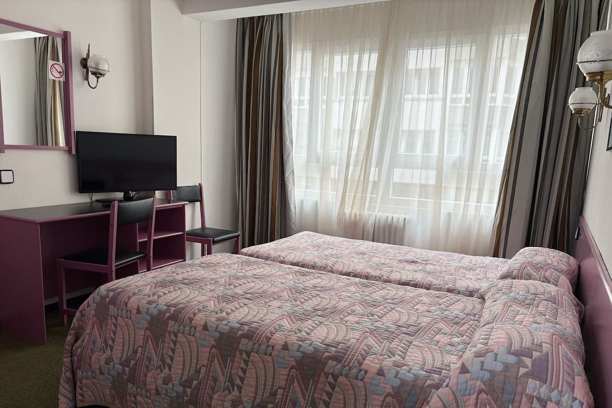 Escritorio, wifi gratis y ropa de cama