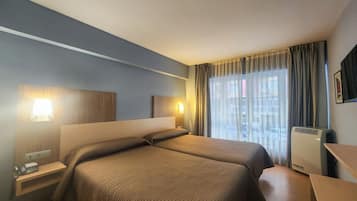 4 Single Beds, Suite | Desk, free WiFi, bed sheets