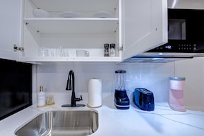 Refrigerador, microondas, cafetera y tetera y tostadora