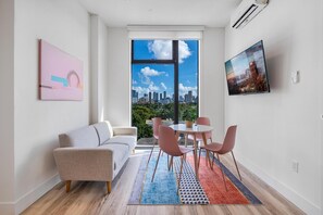 Exclusive-Penthouse, 3 Schlafzimmer, Balkon, Stadtblick | Wohnbereich | 35-Zoll-Smart-TV mit Kabelempfang