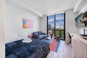 Schreibtisch, laptopgeeigneter Arbeitsplatz, kostenloses WLAN