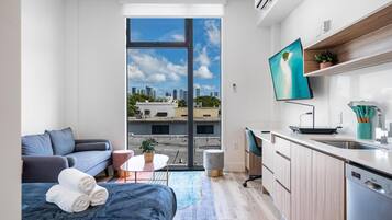 Työpöytä, kannettavalle tietokoneelle sopiva työtila, ilmainen Wi-Fi