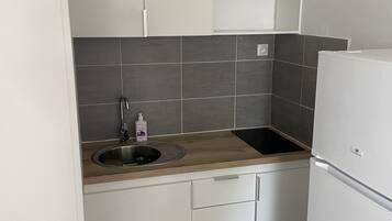 Een koelkast, een microgolfoven, een kookplaat