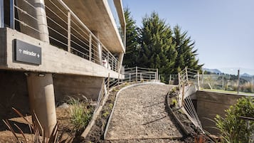 A concrete pathway leading to a building with a sign indicating 'mirador'.