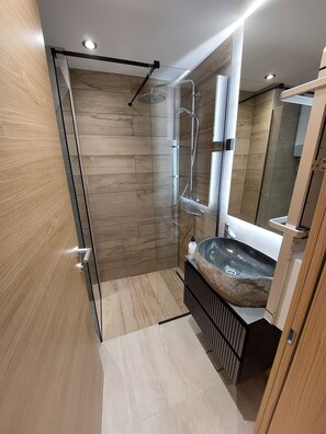 Dusche, Haartrockner, Handtücher, Seife
