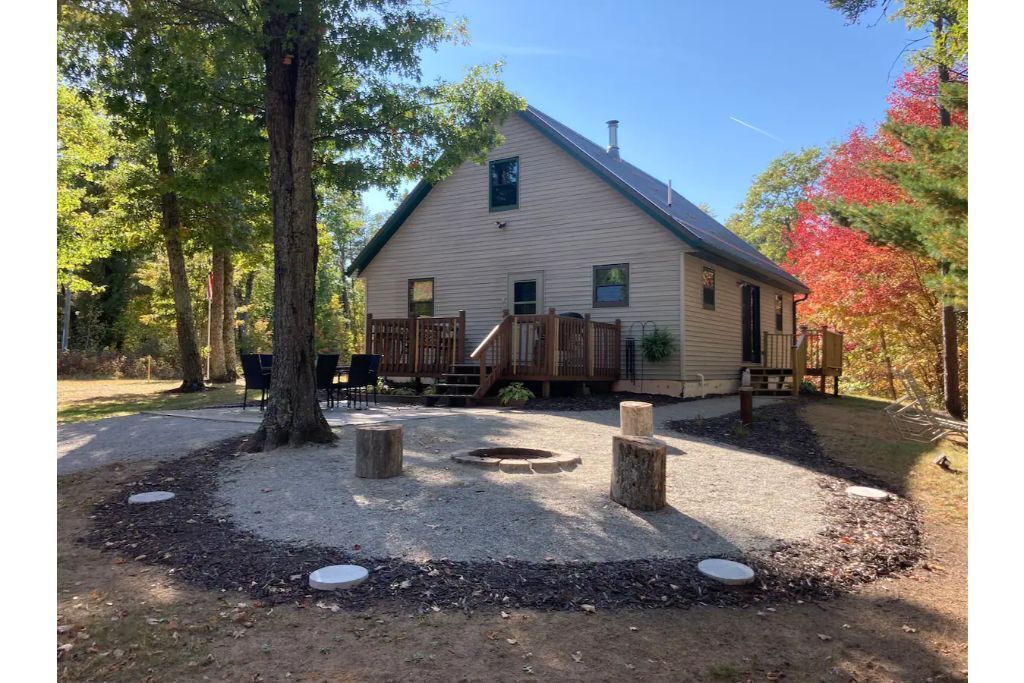 Lakeside Cottage Where Nature and Fun Await
