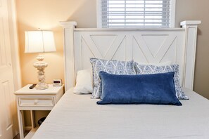 3 bedrooms, iron/ironing board, travel cot, free WiFi - The McClellan Home w/King suite! (Anniston)