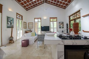 Villa básica | Cocina privada | Refrigerador y utensilios de cocina 