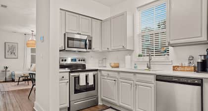 Downtown Ocean Springs Cottage with Golf Cart