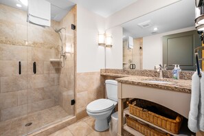 Secador de cabelo, toalhas de banho