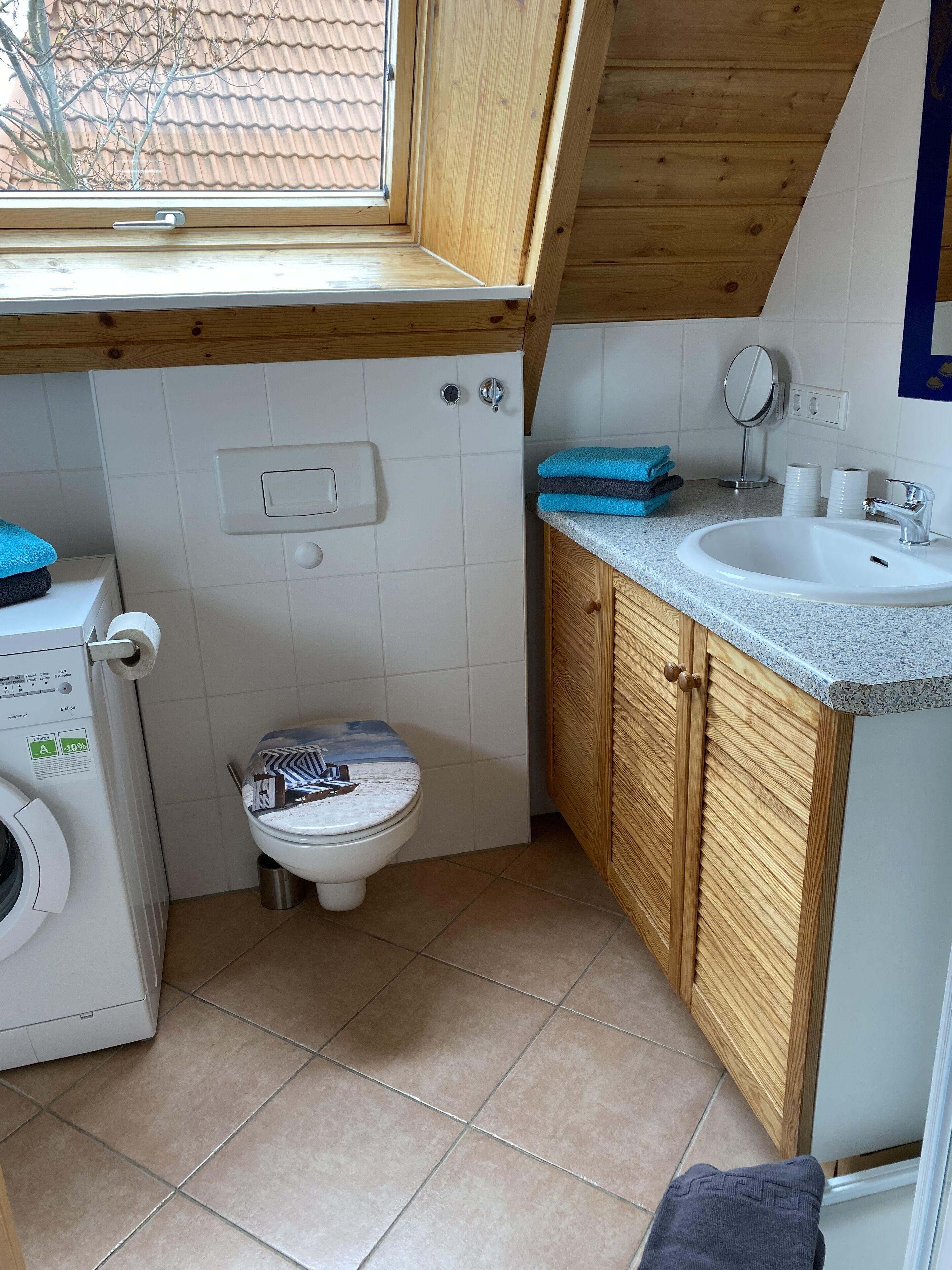 ...direkt gegenüber das Bad mit Dusche/WC und Waschmaschine