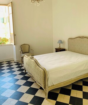 3 bedrooms, bed sheets
