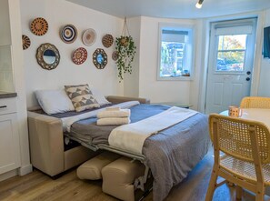 2 sovrum, strykjärn/strykbräda, resesäng och sängkläder