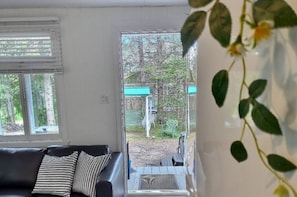 Una televisión, una chimenea