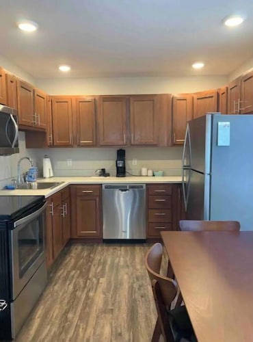 Tiny Home, Spa Next Door, Deck, Walk to Farmers Market