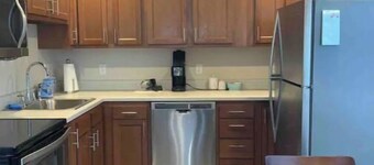 Tiny Home, Spa Next Door, Deck, Walk to Farmers Market