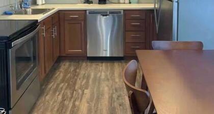 Tiny Home, Spa Next Door, Deck, Walk to Farmers Market