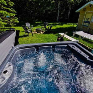 Outdoor spa tub - Chalet Charlevoix - near Massif and Mont Ste-Anne! (Saint-Tite-des-Caps)