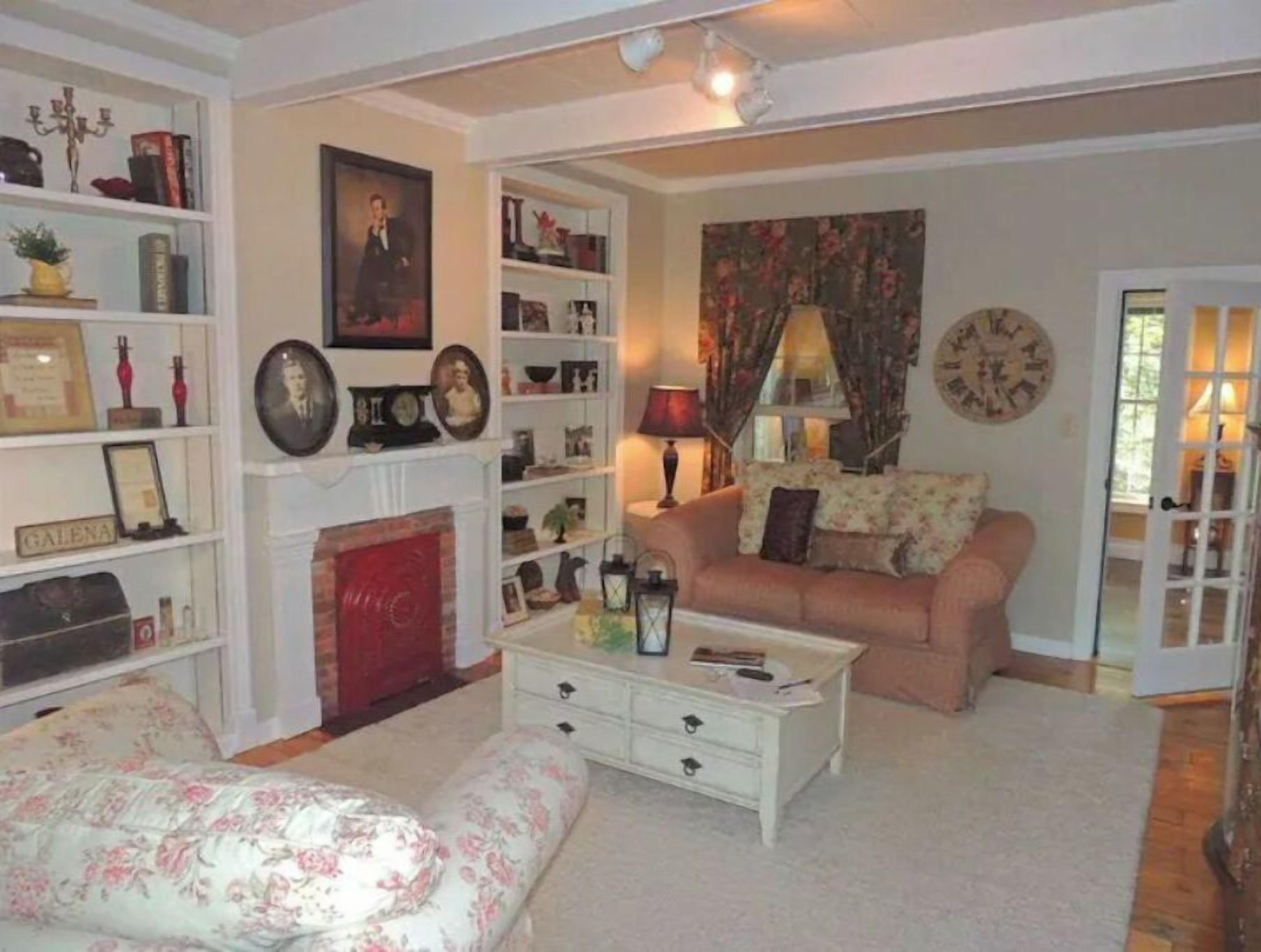 Getaway Galena Home Walking Distance To Downtown - Galena, IL