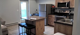 Downtown Dubuque Retreat, Spa Access, Private Deck, One block to Farmers Market,