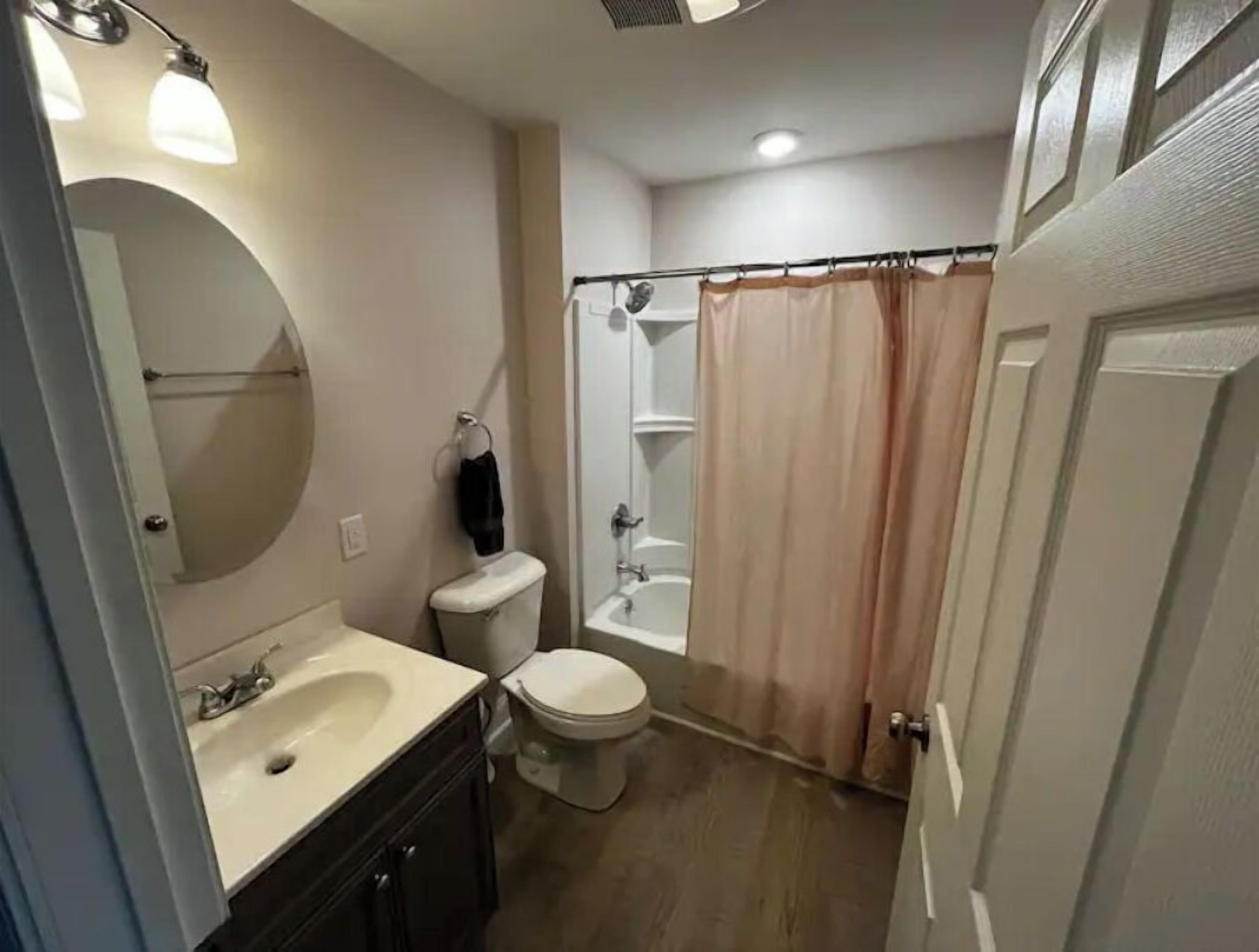 Sèche-cheveux, serviettes fournies, savon, shampoing