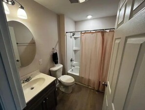 Haartrockner, Handtücher, Seife, Shampoo