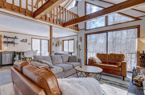 Wooded Retreat in Poconos Mountain Resort w/ Firepit and Kayaks!
