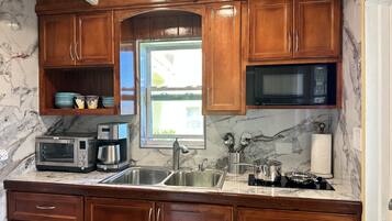 Geladeira, micro-ondas, fogão, cooktop