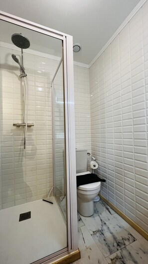 Een douche, een haardroger, handdoeken, zeep