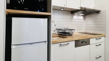 Een koelkast, een microgolfoven, een kookplaat, een vaatwasser