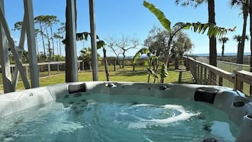 Tina de hidromasaje al aire libre