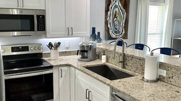 Jääkaappi, mikroaaltouuni, uuni, liesi