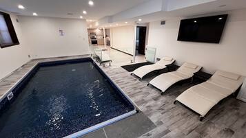 Kolam renang indoor, dengan pengawal renang di properti