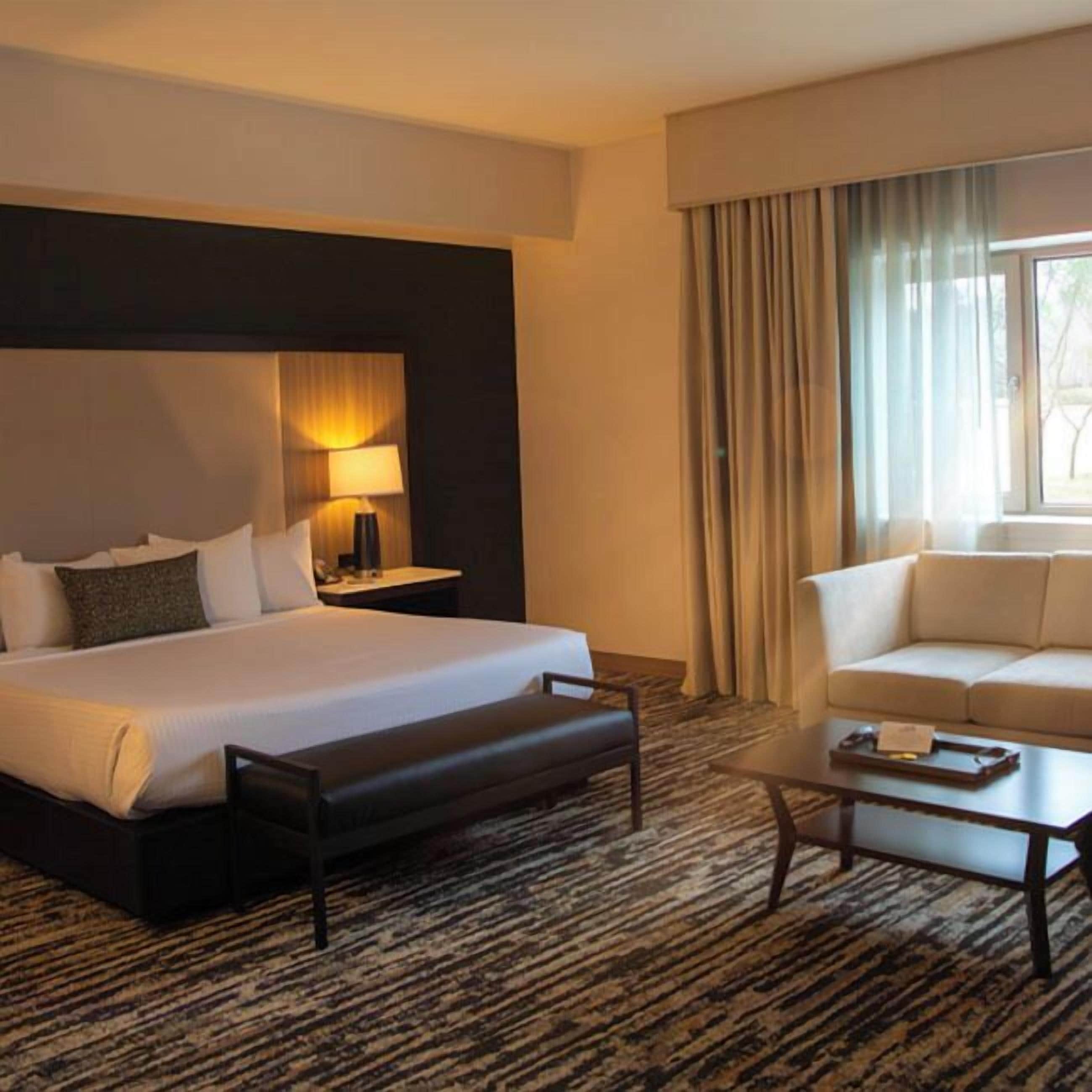 Club kamer | Een kluis op de kamer, een laptopwerkplek, verduisterende gordijnen