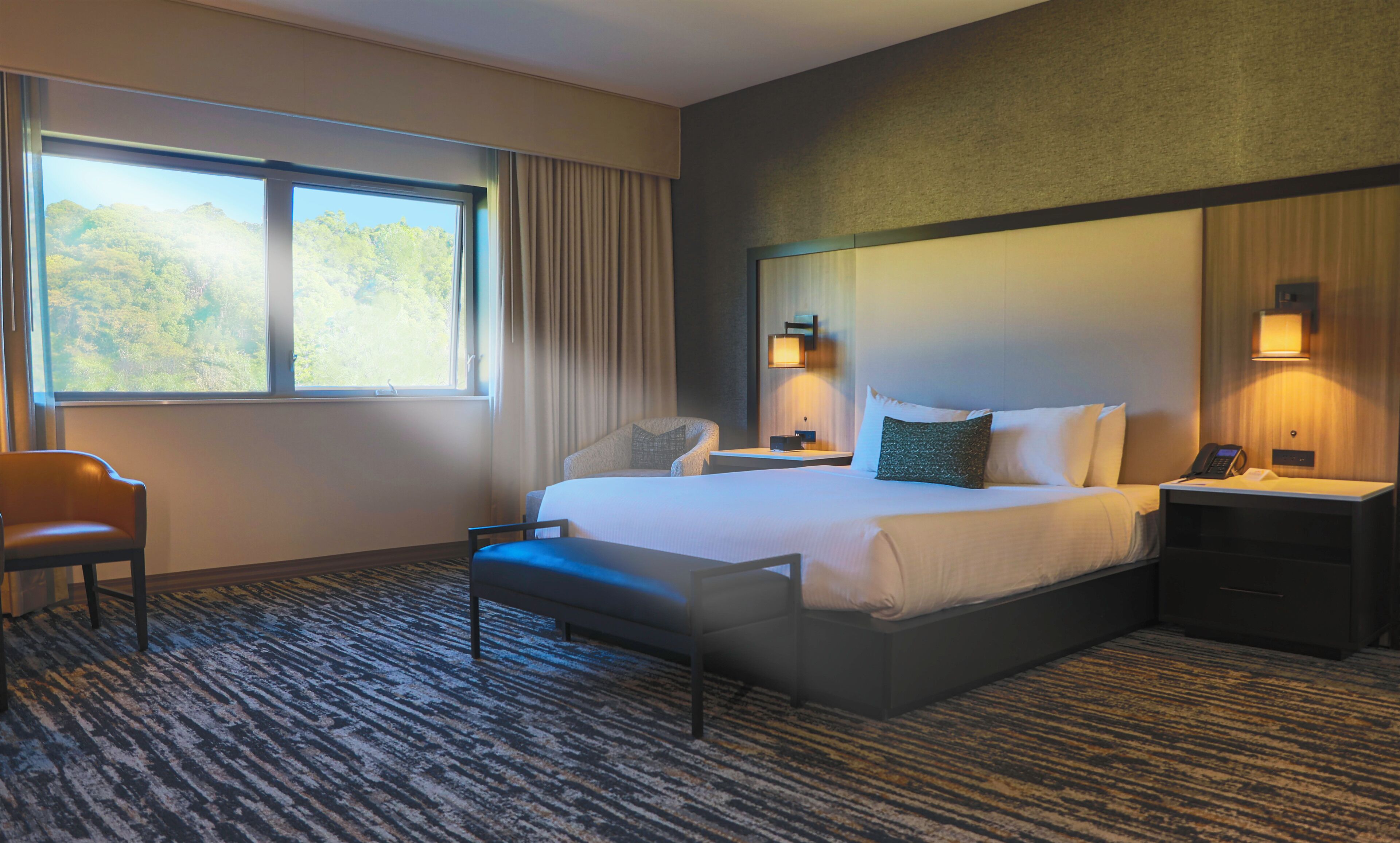 Premier kamer | Een kluis op de kamer, een laptopwerkplek, verduisterende gordijnen