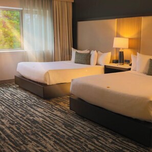 Deluxe kamer | Een kluis op de kamer, een laptopwerkplek, verduisterende gordijnen