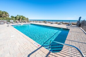 Alberca techada y alberca climatizada