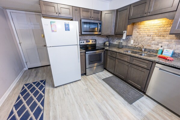 Fridge, microwave, oven, stovetop - North Myrtle's Kings View, Low Level, Great Views (North Myrtle Beach)