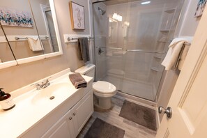 Combined shower/tub, hair dryer, towels - North Myrtle's Kings View, Low Level, Great Views (North Myrtle Beach)