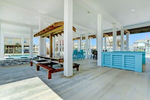Outdoor dining - PRIVATE POOL & HOT TUB!!!  Sleeps 22 w/ 3 King Master Suites & 8 Queen beds!!! (Bolivar Peninsula)