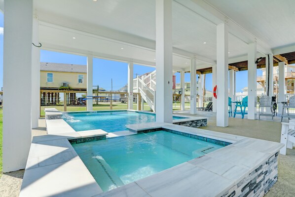 Outdoor pool - PRIVATE POOL & HOT TUB!!!  Sleeps 22 w/ 3 King Master Suites & 8 Queen beds!!! (Bolivar Peninsula)