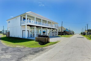 Exterior - PRIVATE POOL & HOT TUB!!!  Sleeps 22 w/ 3 King Master Suites & 8 Queen beds!!! (Bolivar Peninsula)