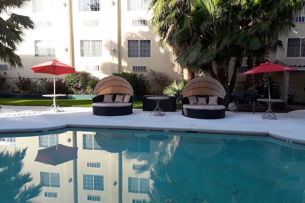 Piscina externa, espreguiçadeiras